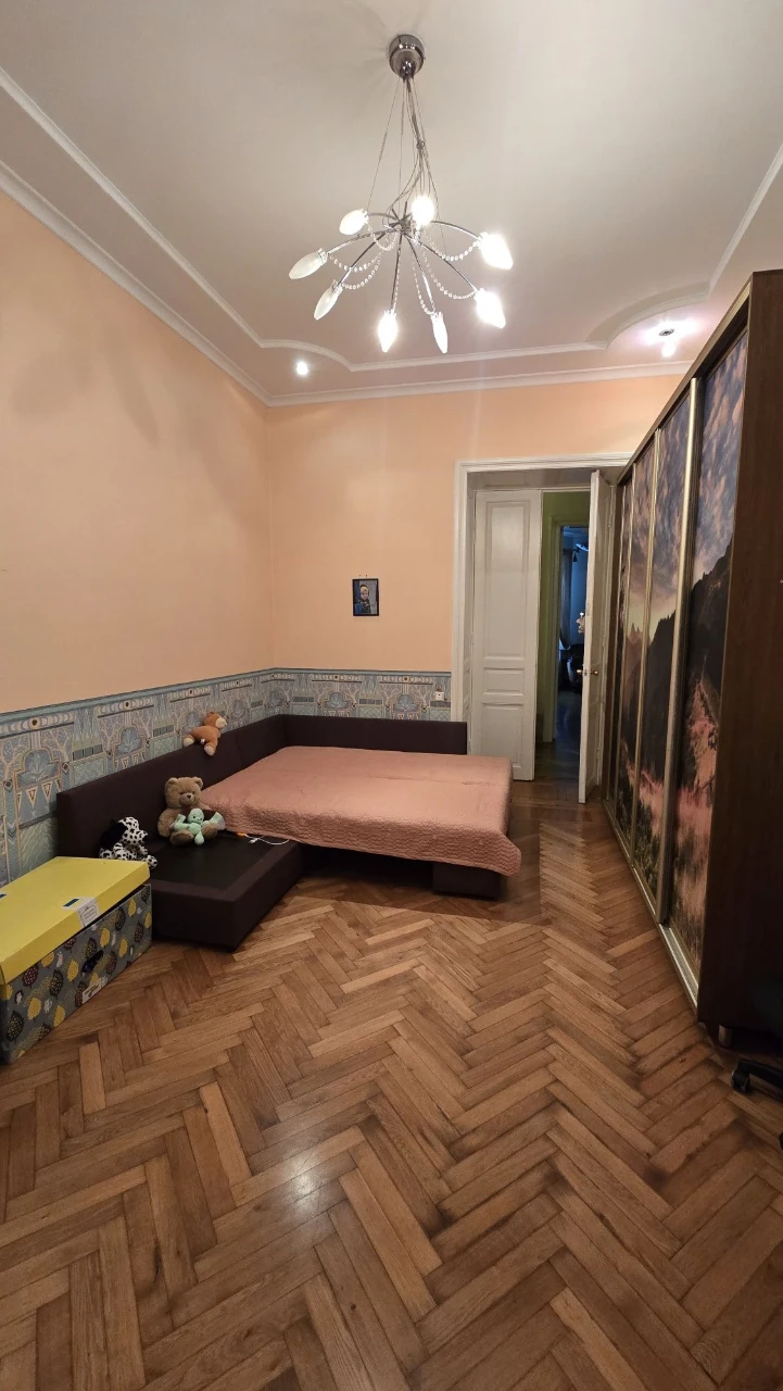 Центр   В продаже 5 комнатная квартира с балконом, 2 этаж  А