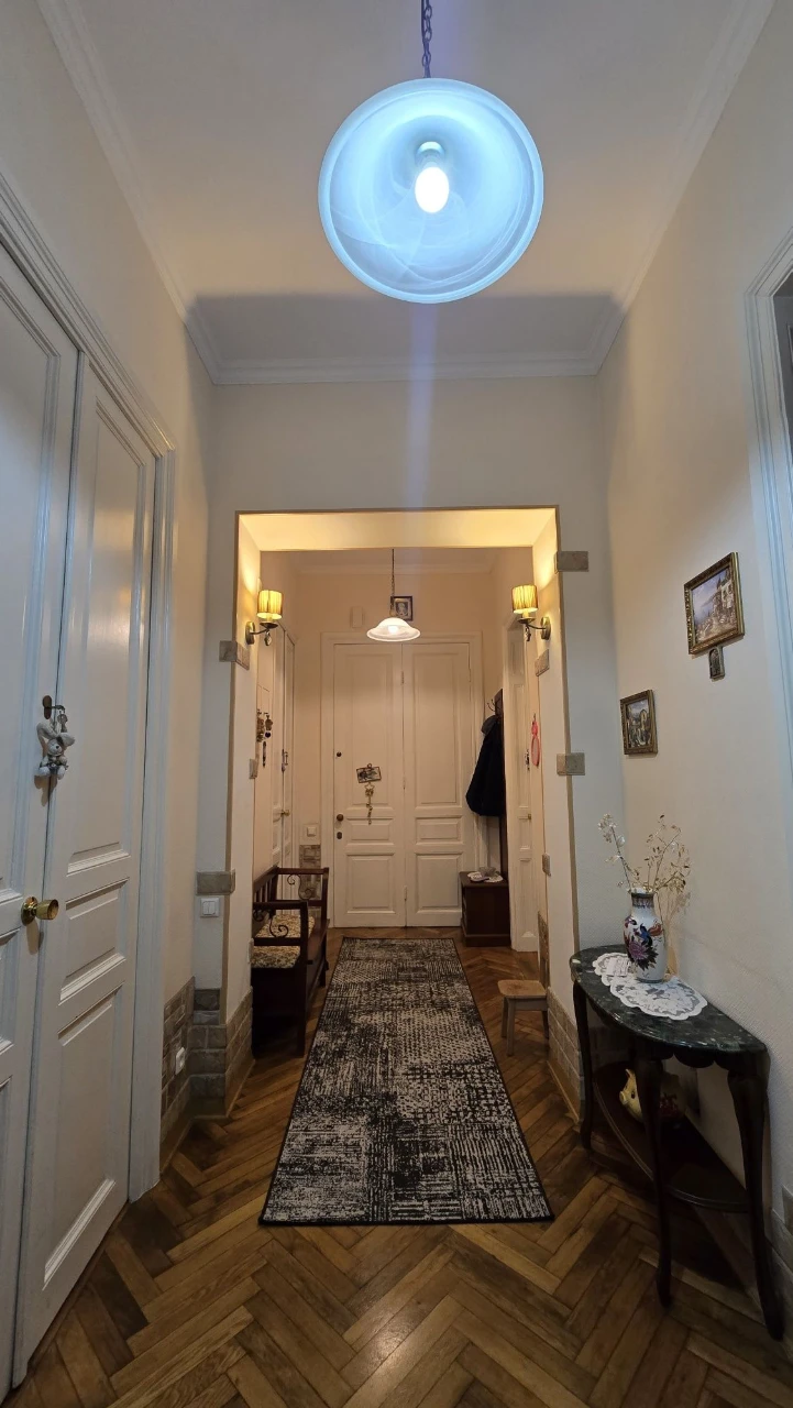 Центр   В продаже 5 комнатная квартира с балконом, 2 этаж  А