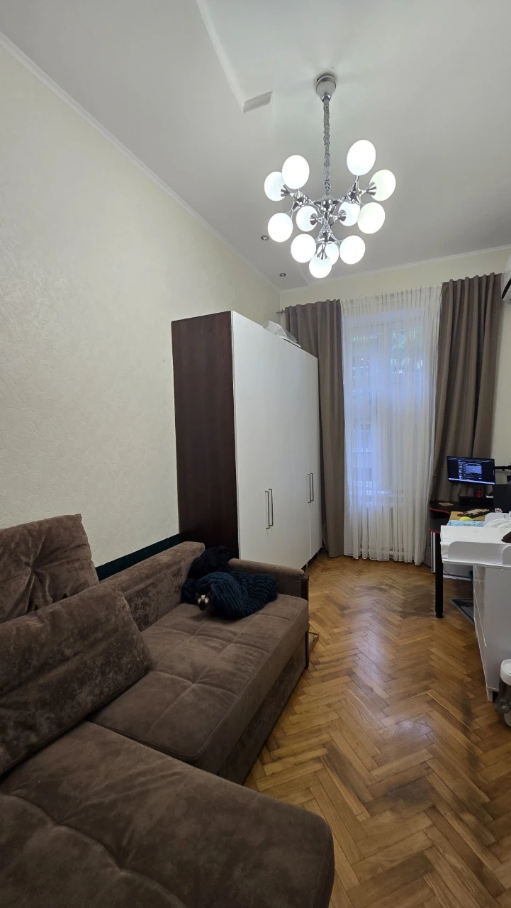 Центр   В продаже 5 комнатная квартира с балконом, 2 этаж  А