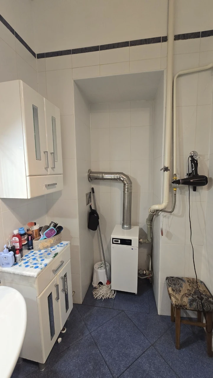 Центр   В продаже 5 комнатная квартира с балконом, 2 этаж  А
