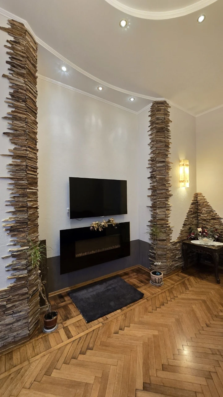 Центр   В продаже 5 комнатная квартира с балконом, 2 этаж  А