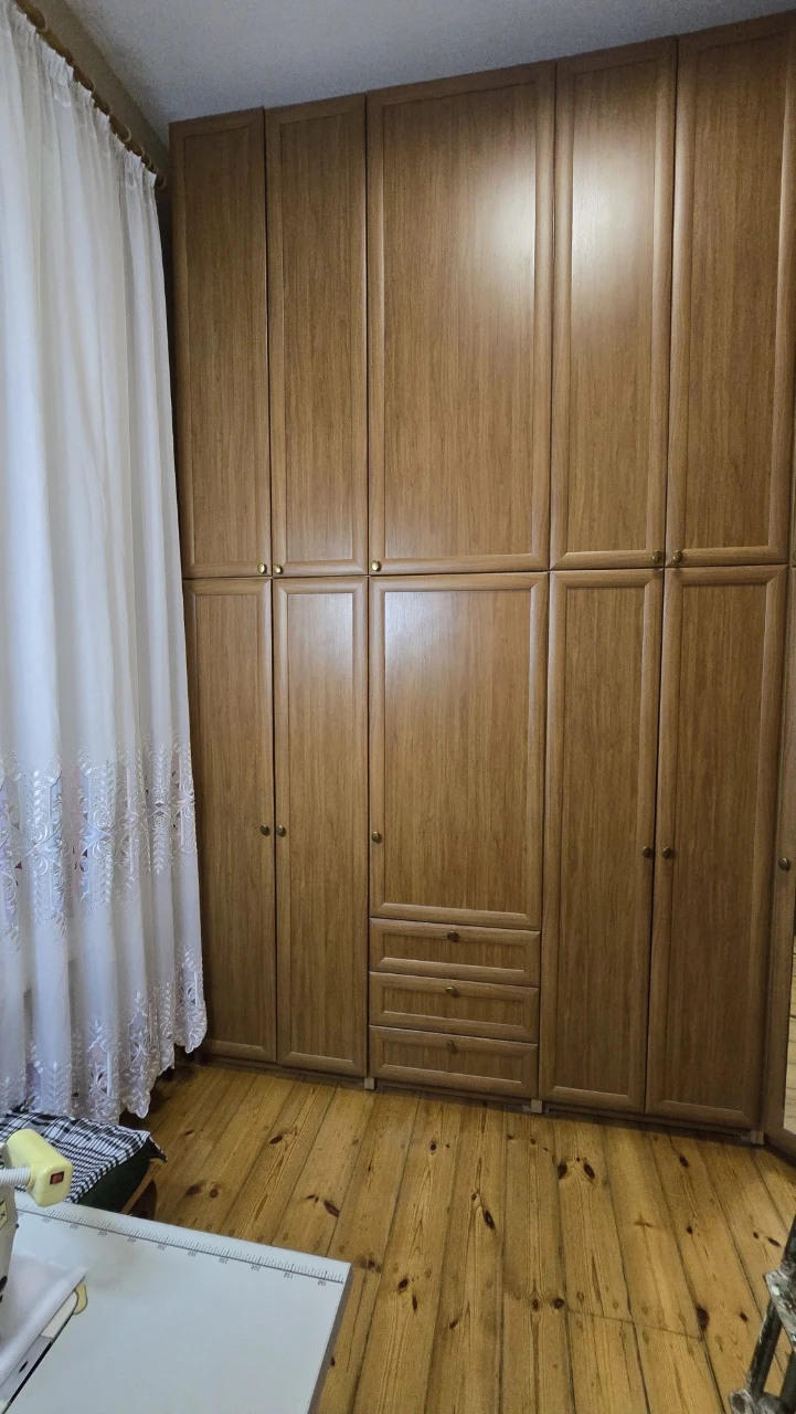 Центр   В продаже 5 комнатная квартира с балконом, 2 этаж  А