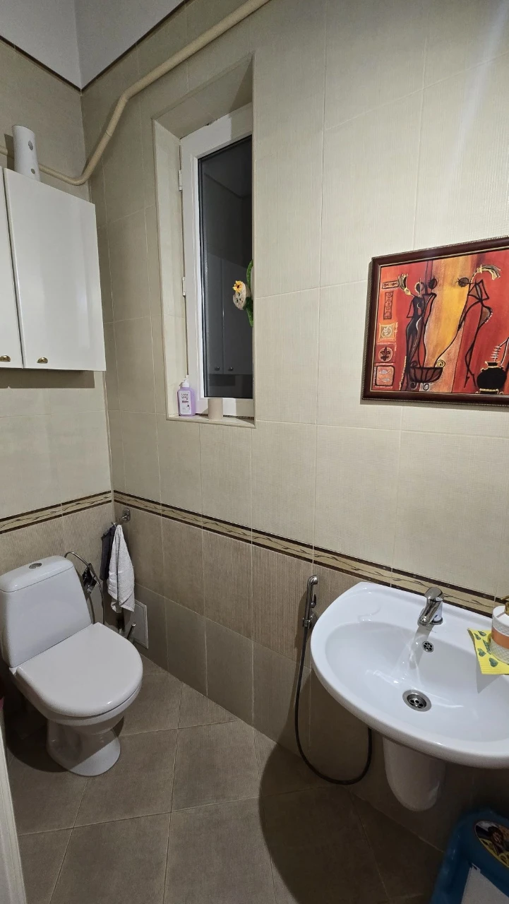 Центр   В продаже 5 комнатная квартира с балконом, 2 этаж  А