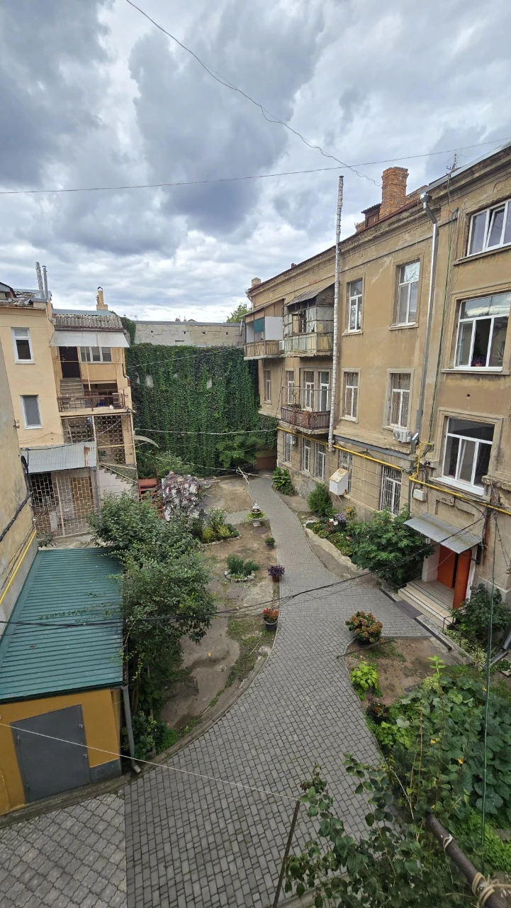 Центр   В продаже 5 комнатная квартира с балконом, 2 этаж  А