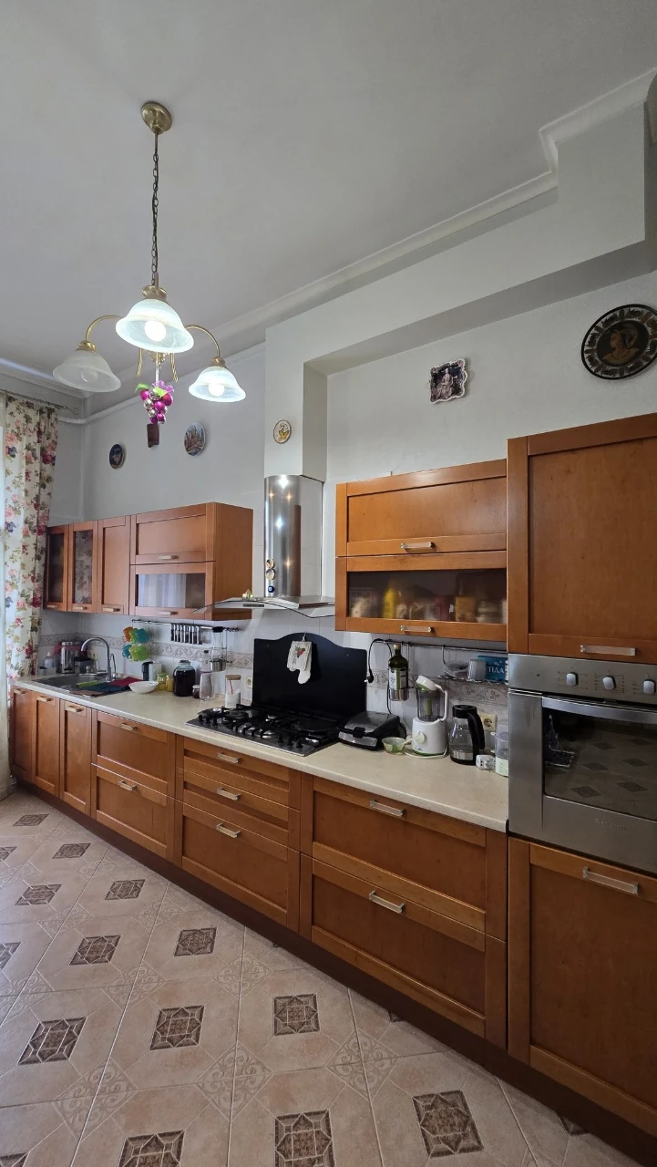 Центр   В продаже 5 комнатная квартира с балконом, 2 этаж  А