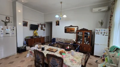 Центр   В продаже 5 комнатная квартира с балконом, 2 этаж  А