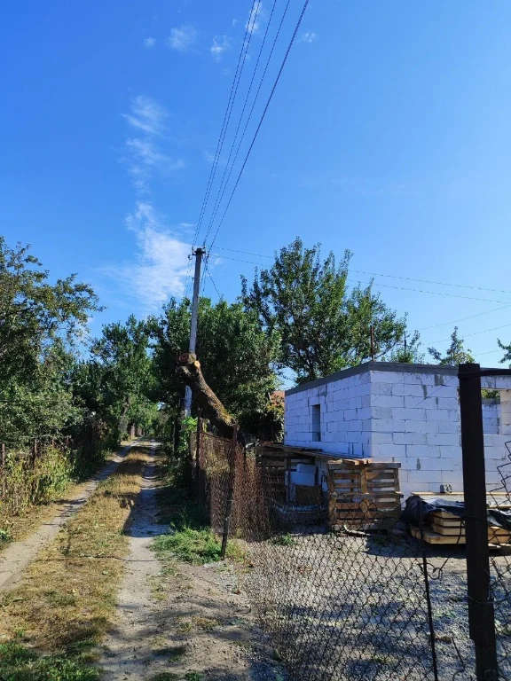 Продам земельну ділянку з недобудованим будинком