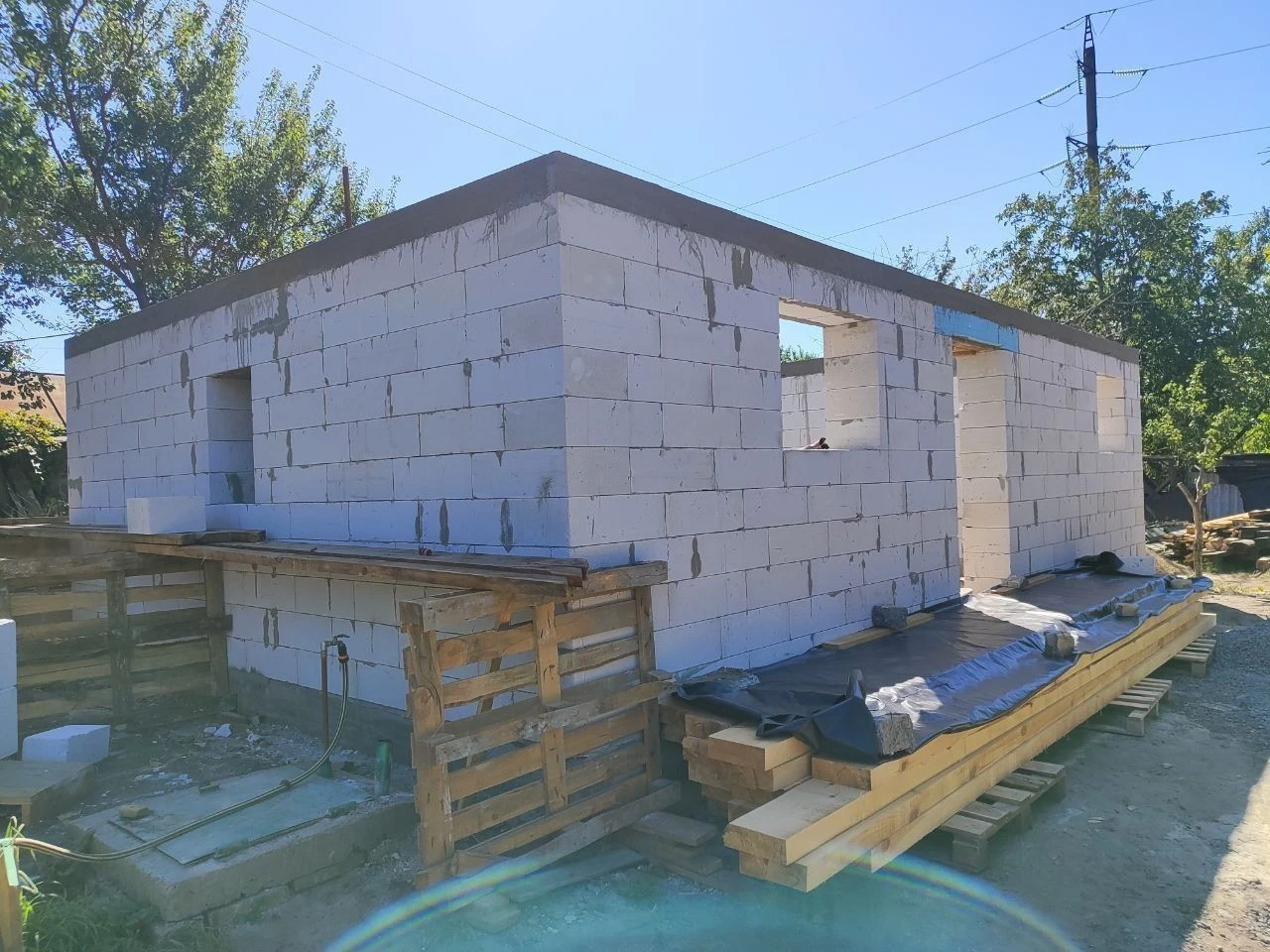 Продам земельну ділянку з недобудованим будинком