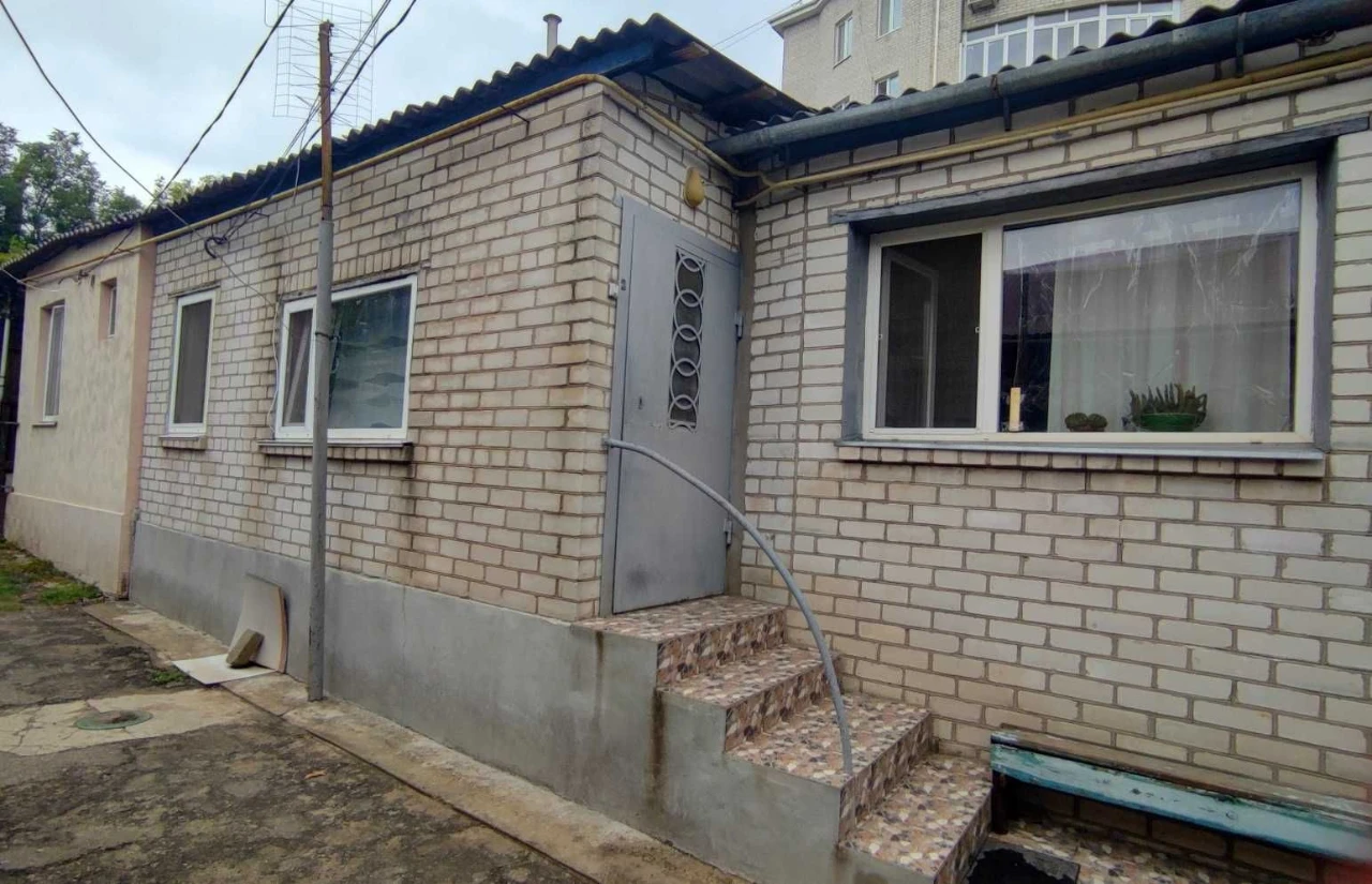 Продається 2-кімнатна квартира  в центрі міста.