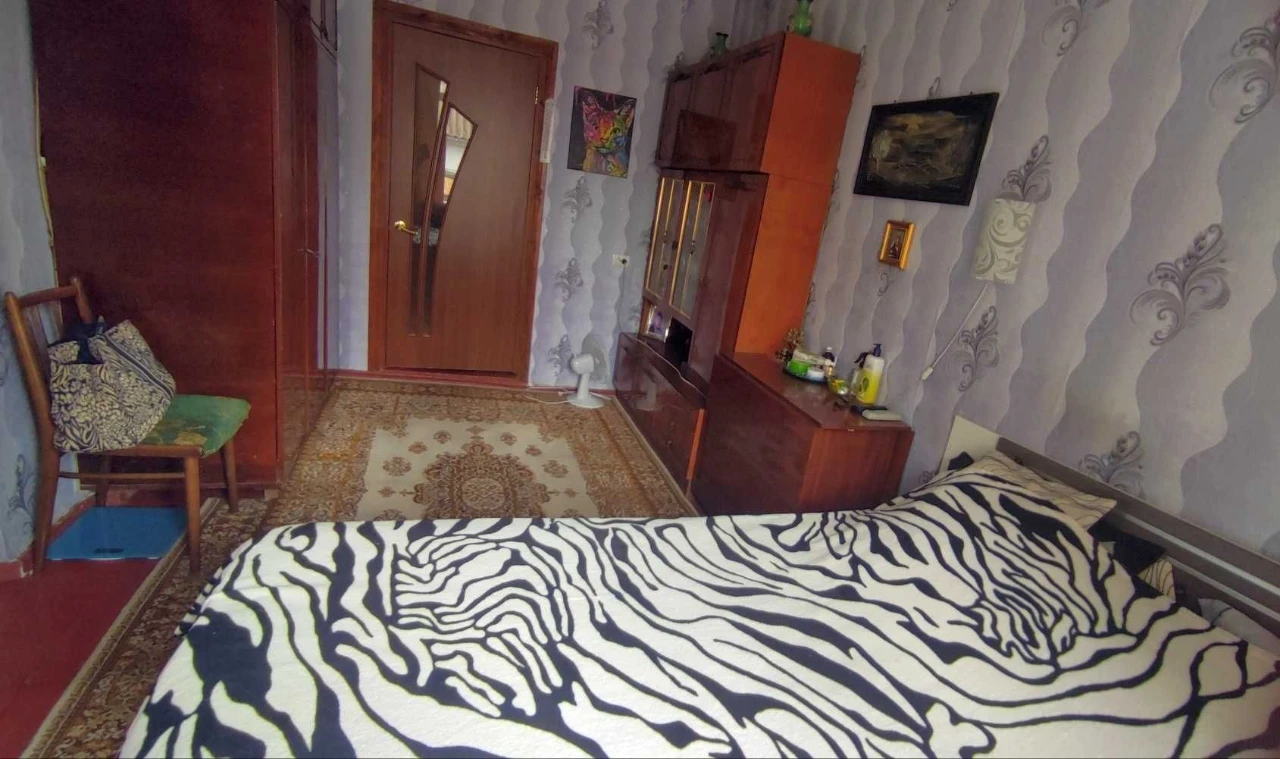 Продається 2-кімнатна квартира  в центрі міста.