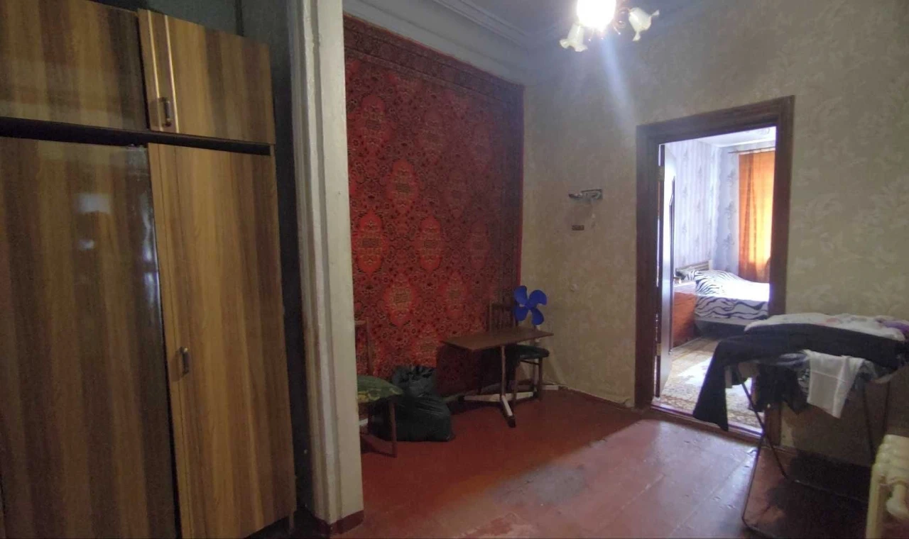 Продається 2-кімнатна квартира  в центрі міста.