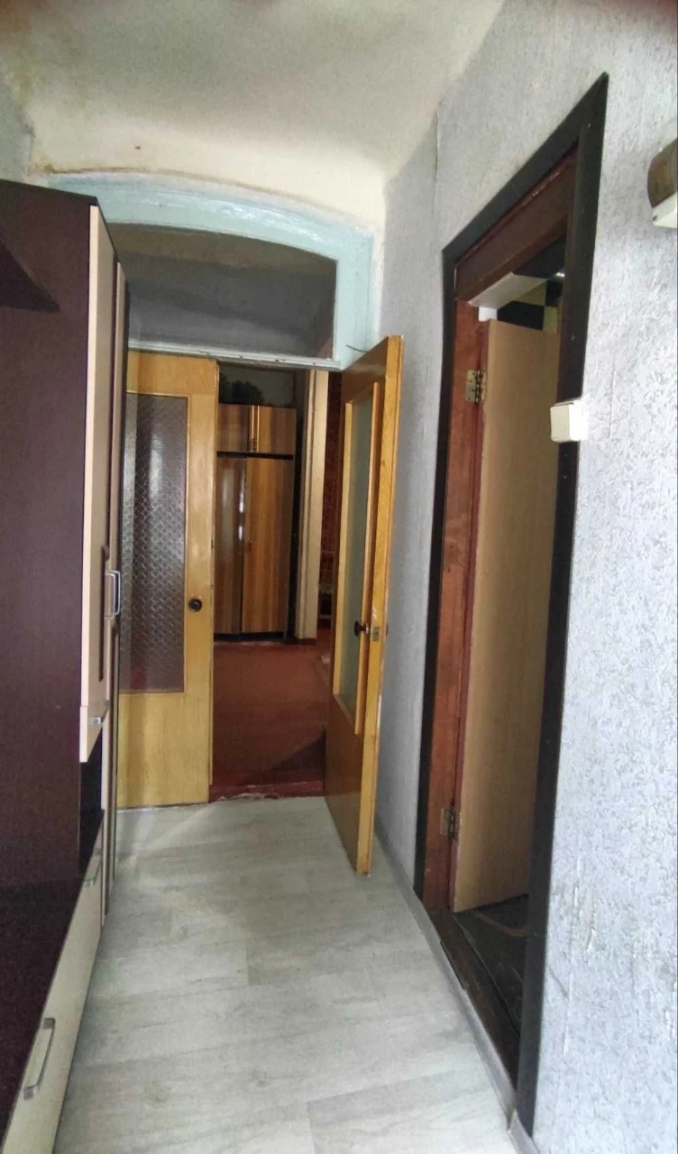 Продається 2-кімнатна квартира  в центрі міста.
