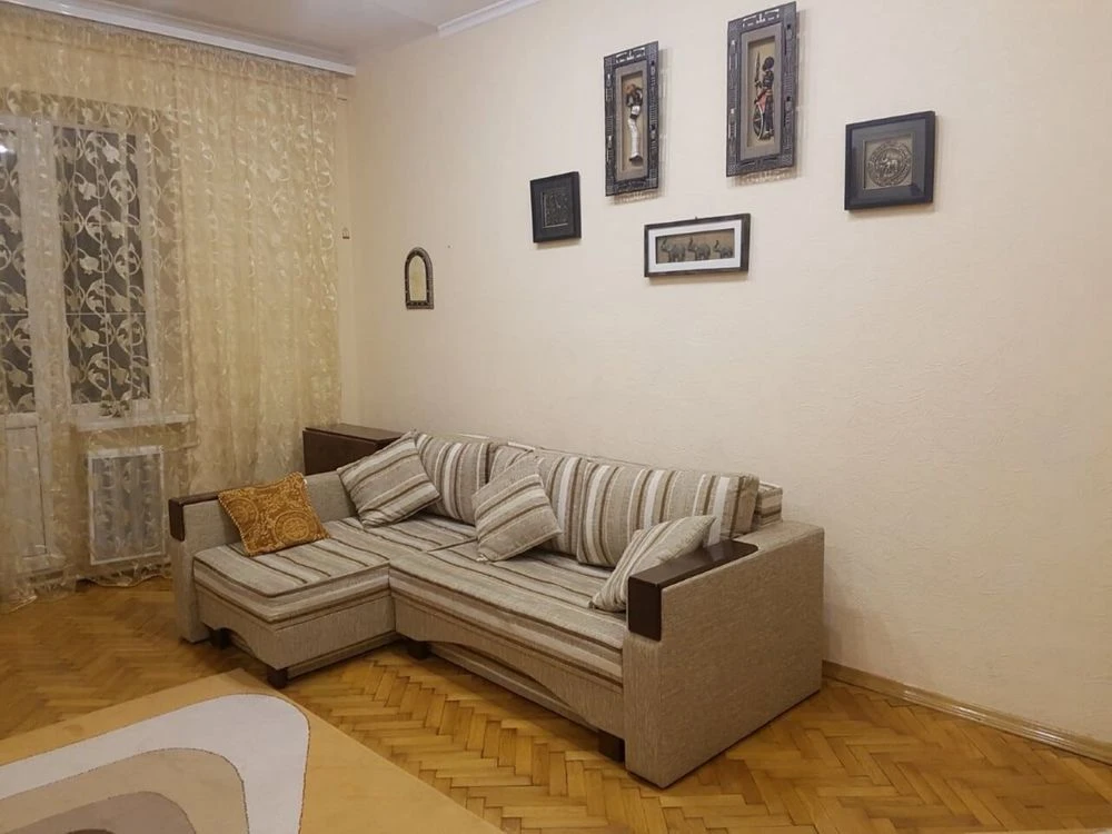 Продається 2 кімнатний старий фонд в центрі міста