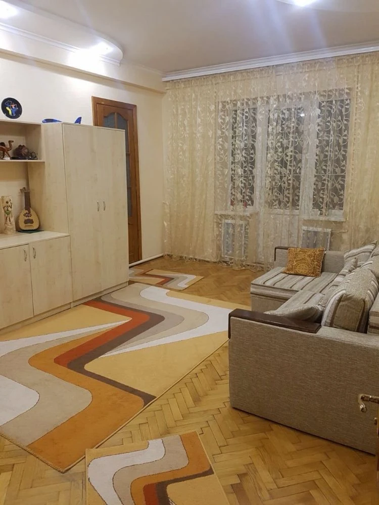 Продається 2 кімнатний старий фонд в центрі міста