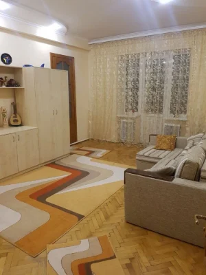 Продається 2 кімнатний старий фонд в центрі міста