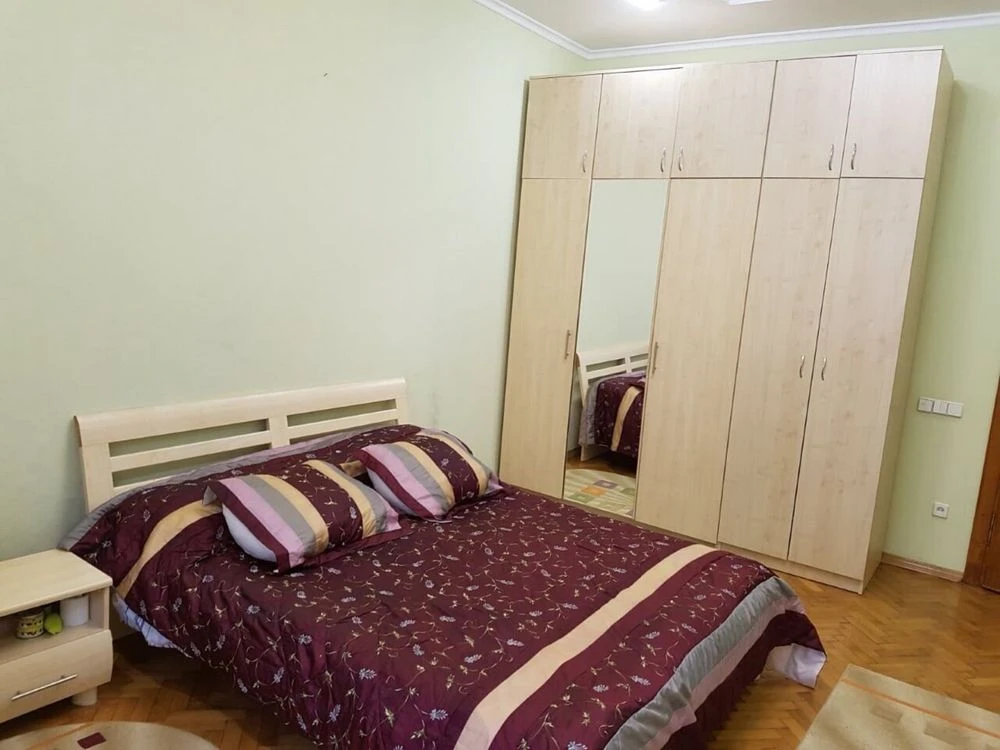 Продається 2 кімнатний старий фонд в центрі міста