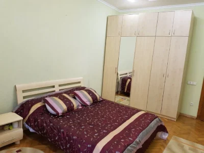 Продається 2 кімнатний старий фонд в центрі міста