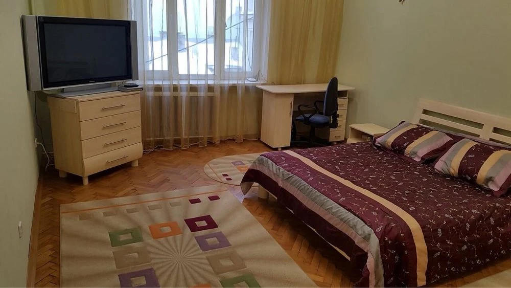 Продається 2 кімнатний старий фонд в центрі міста