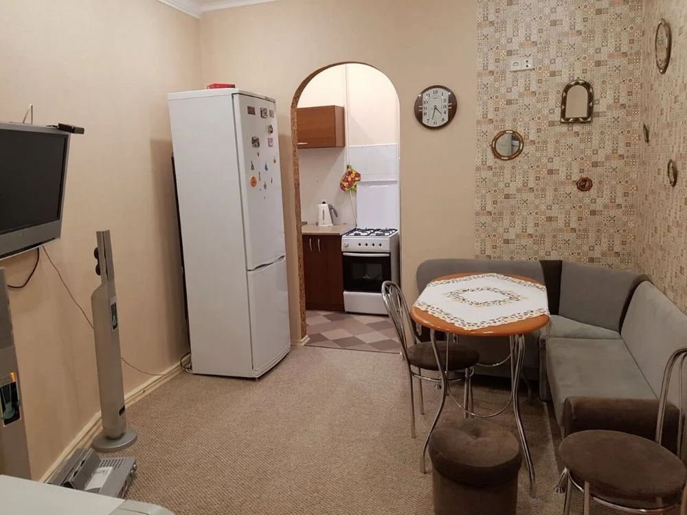 Продається 2 кімнатний старий фонд в центрі міста