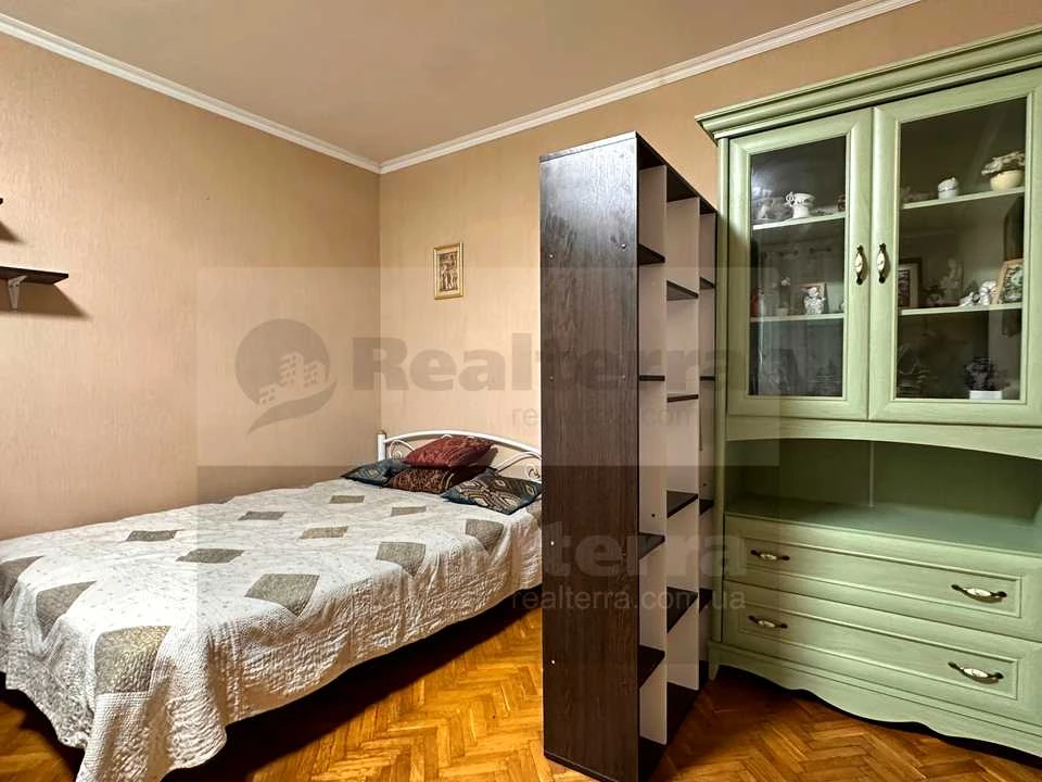 Квартира. Київ, Срібнокільська вул.