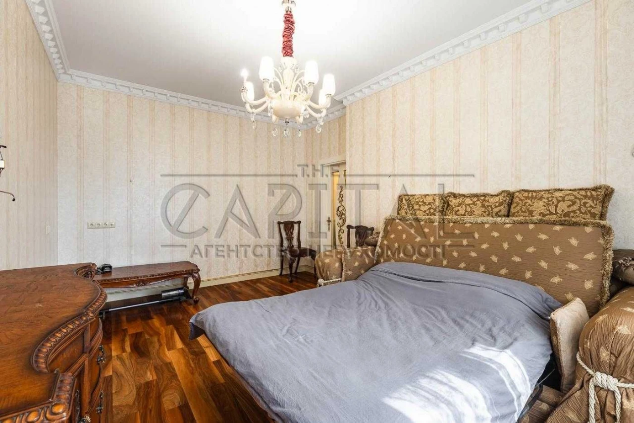 Простора сімейна квартира в класичному стилі сауна Престиж Х
