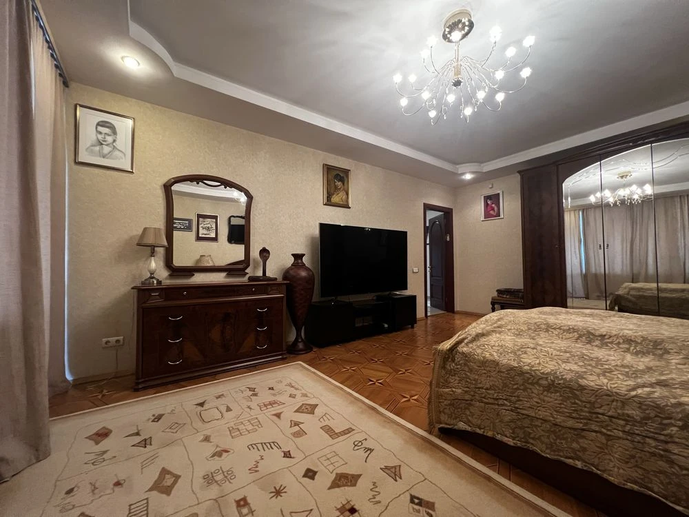 Продам 4 комнатную квартиру Центр Жк Славный