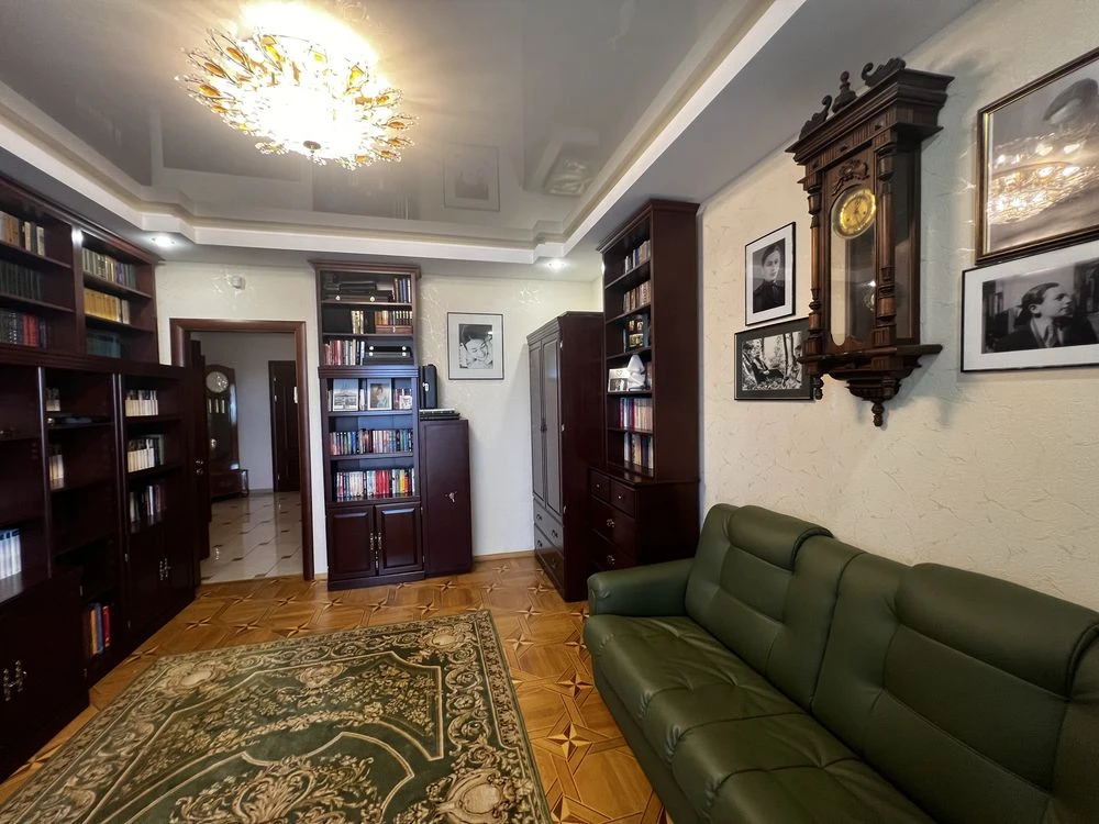 Продам 4 комнатную квартиру Центр Жк Славный