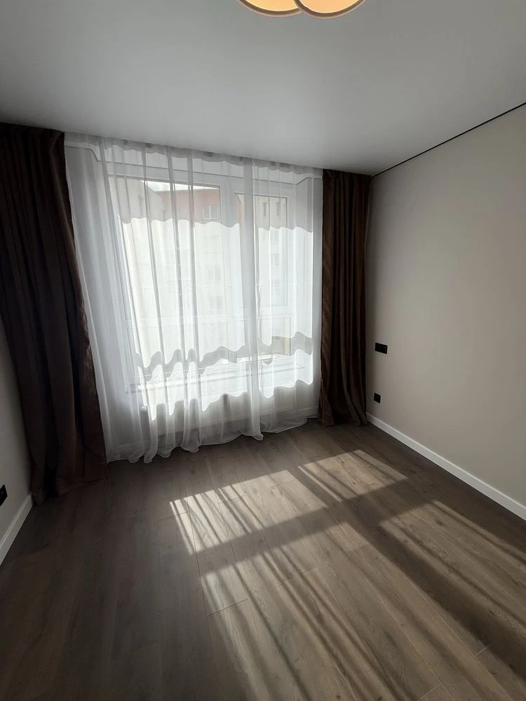 Продається 2-ох км квартира, вул. Тролейбусна, р-н Дружба