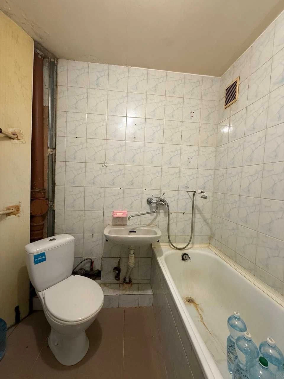 Продаж квартири у цегляному будинку з виглядом на парк