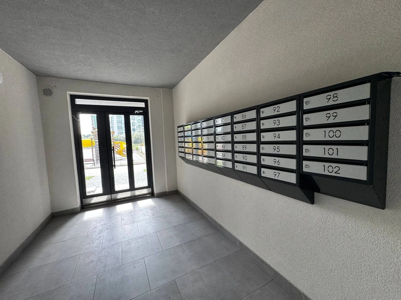 Sale of a 3-room apartment in a new building on Roksolany Zh street