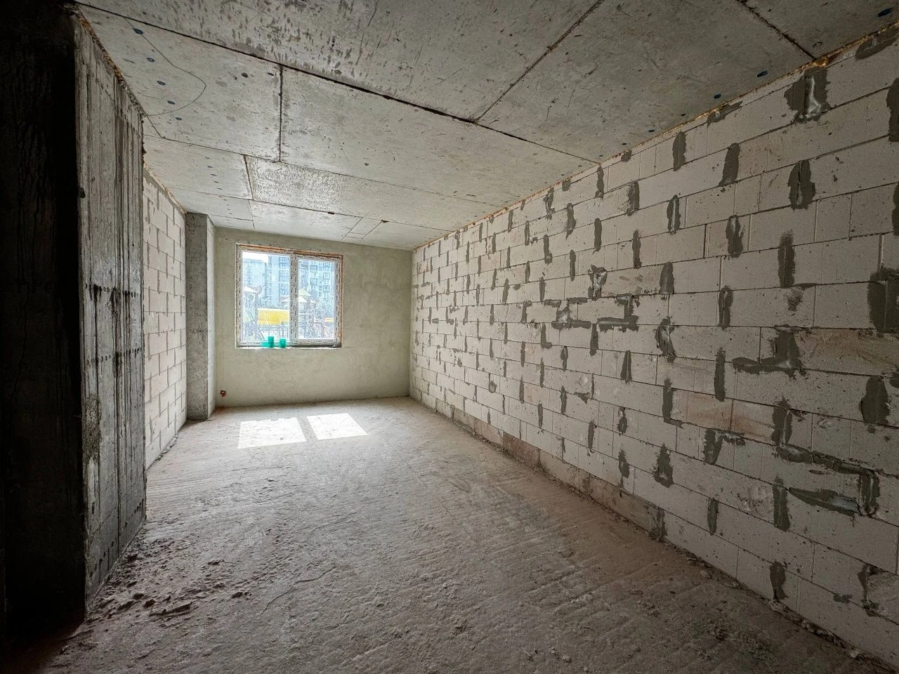 Sale of a 3-room apartment in a new building on Roksolany Zh street