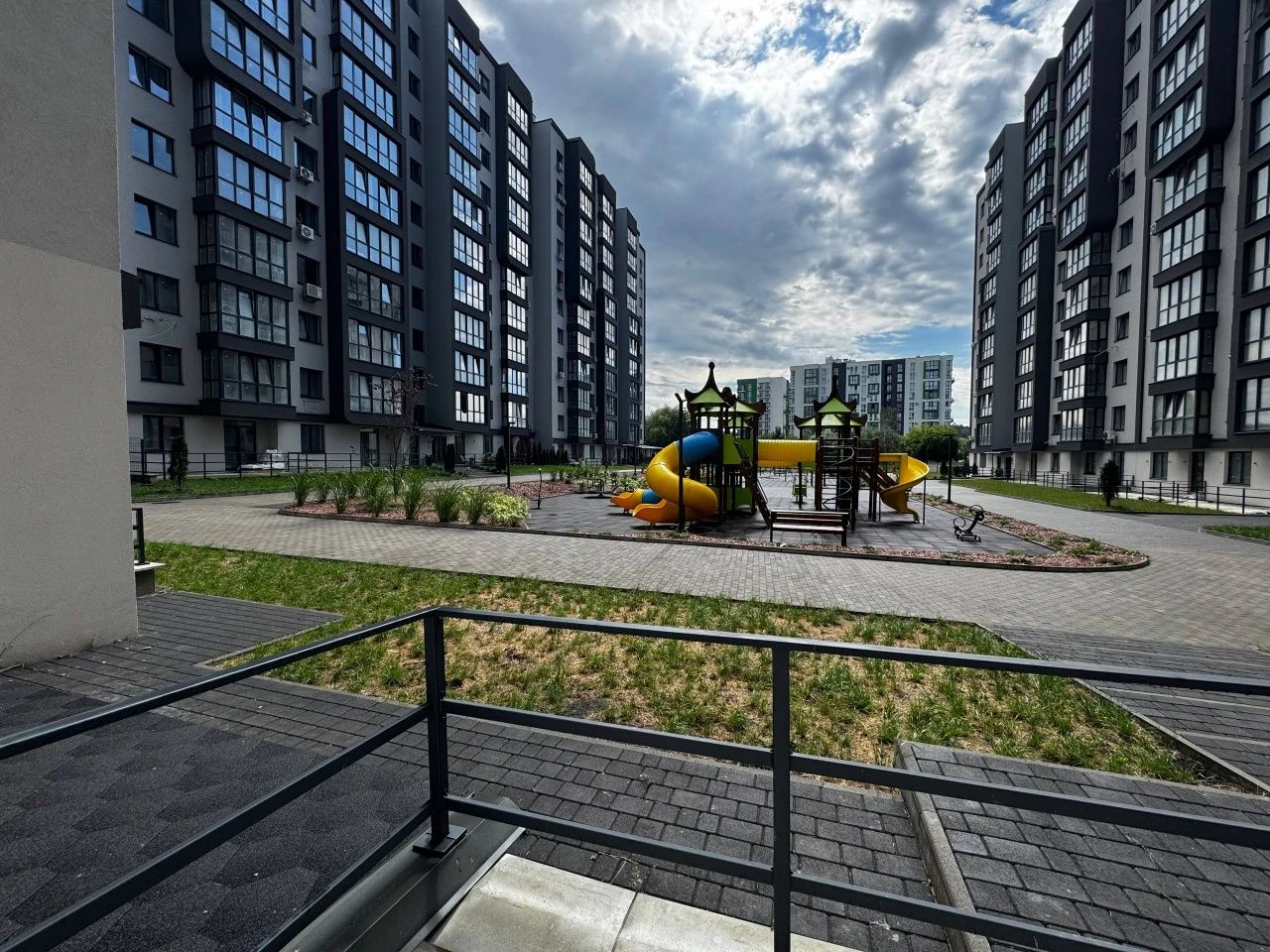 Sale of a 3-room apartment in a new building on Roksolany Zh street