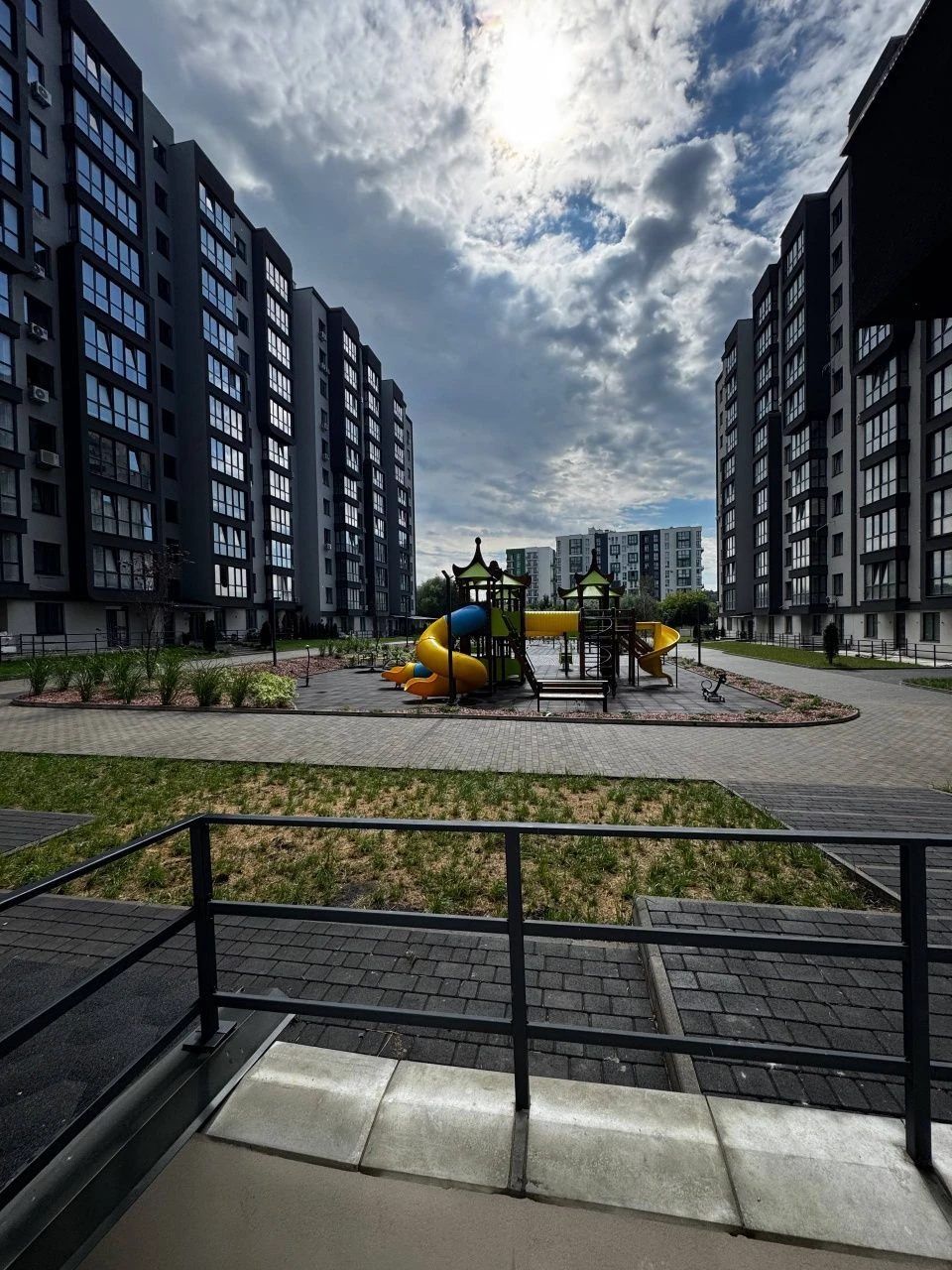 Sale of a 3-room apartment in a new building on Roksolany Zh street