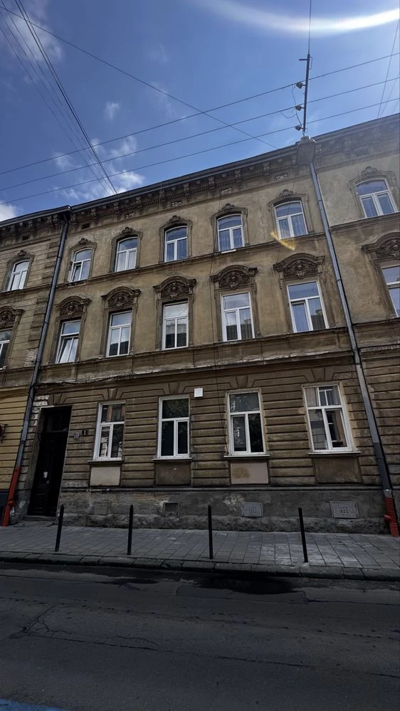 2-room apartment for sale in an Austrian building, Vahylevycha St.
