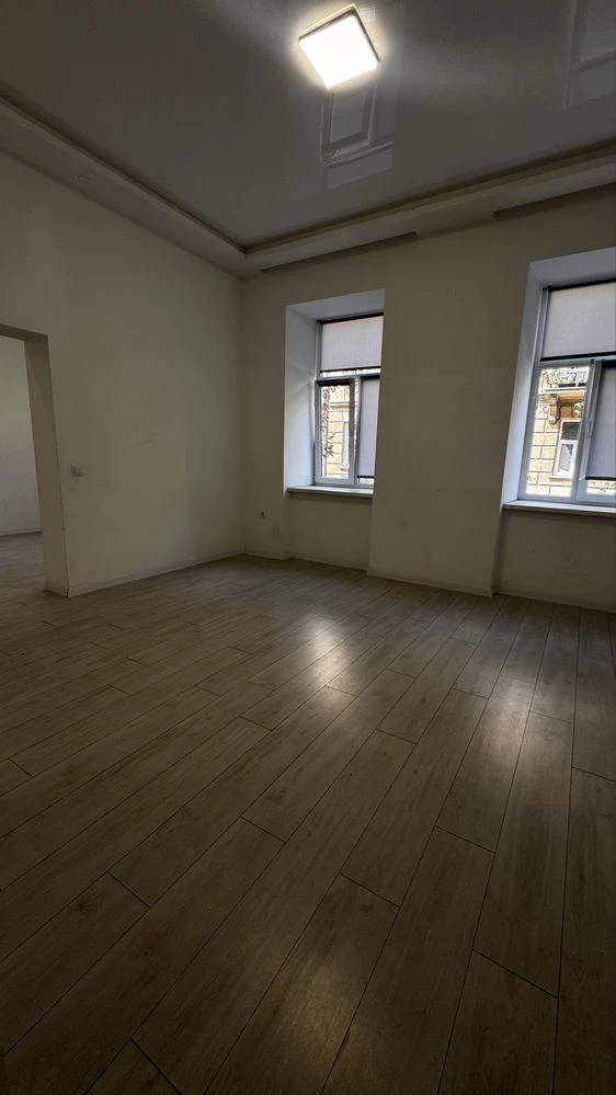 2-room apartment for sale in an Austrian building, Vahylevycha St.