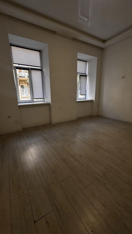 2-room apartment for sale in an Austrian building, Vahylevycha St.