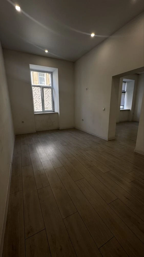2-room apartment for sale in an Austrian building, Vahylevycha St.