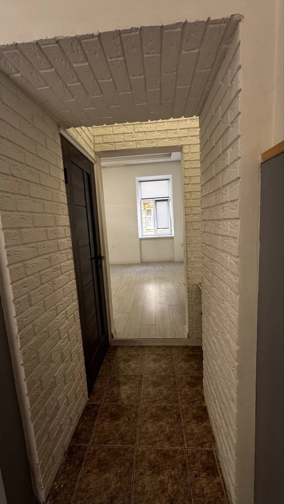 2-room apartment for sale in an Austrian building, Vahylevycha St.