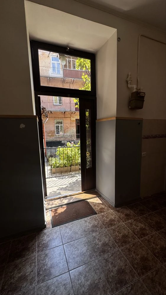 2-room apartment for sale in an Austrian building, Vahylevycha St.