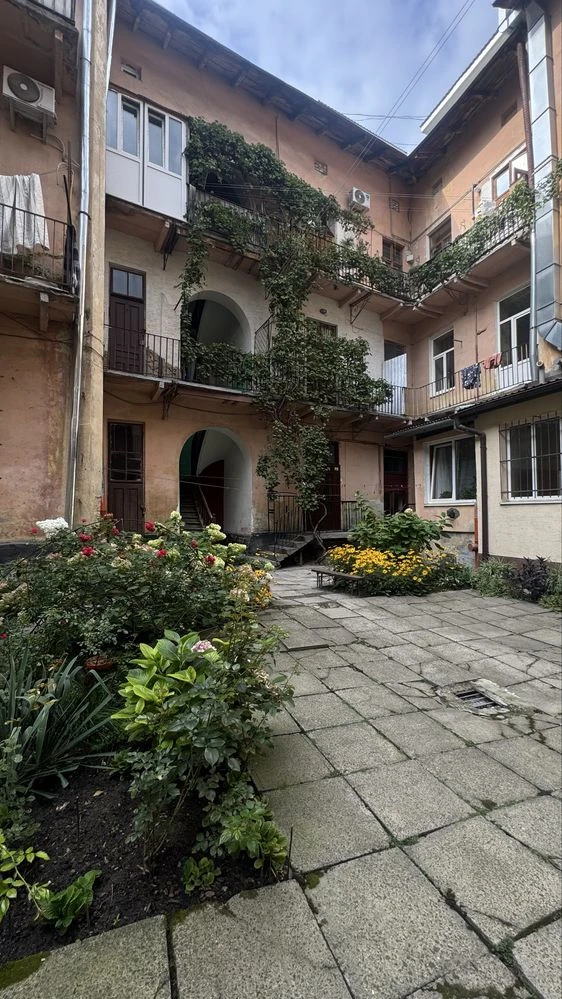 2-room apartment for sale in an Austrian building, Vahylevycha St.