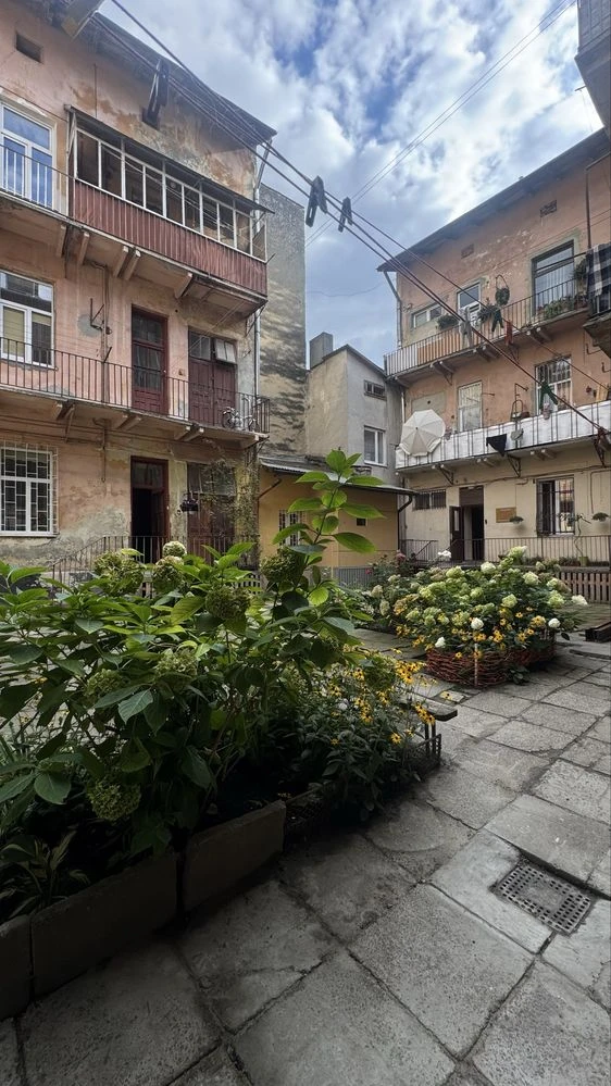 2-room apartment for sale in an Austrian building, Vahylevycha St.