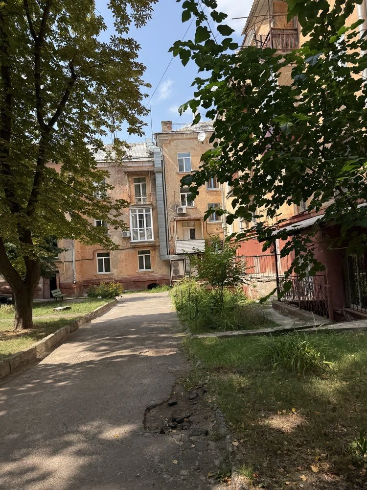 Продаж 2-кімнатної сталінки в центрі міста, район Площі