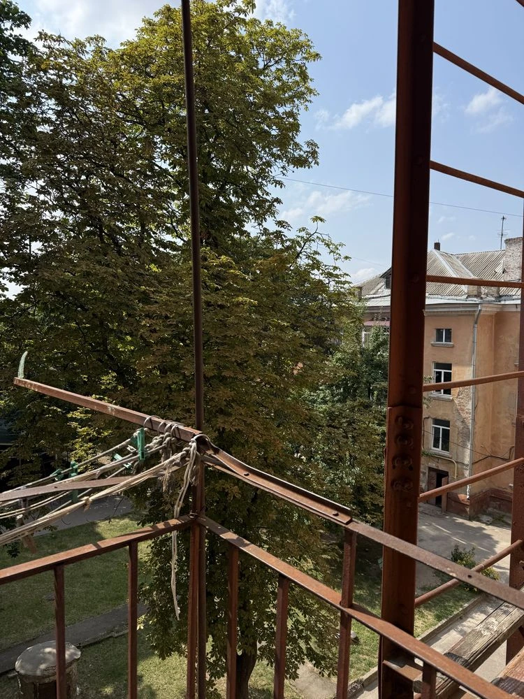 Продаж 2-кімнатної сталінки в центрі міста, район Площі