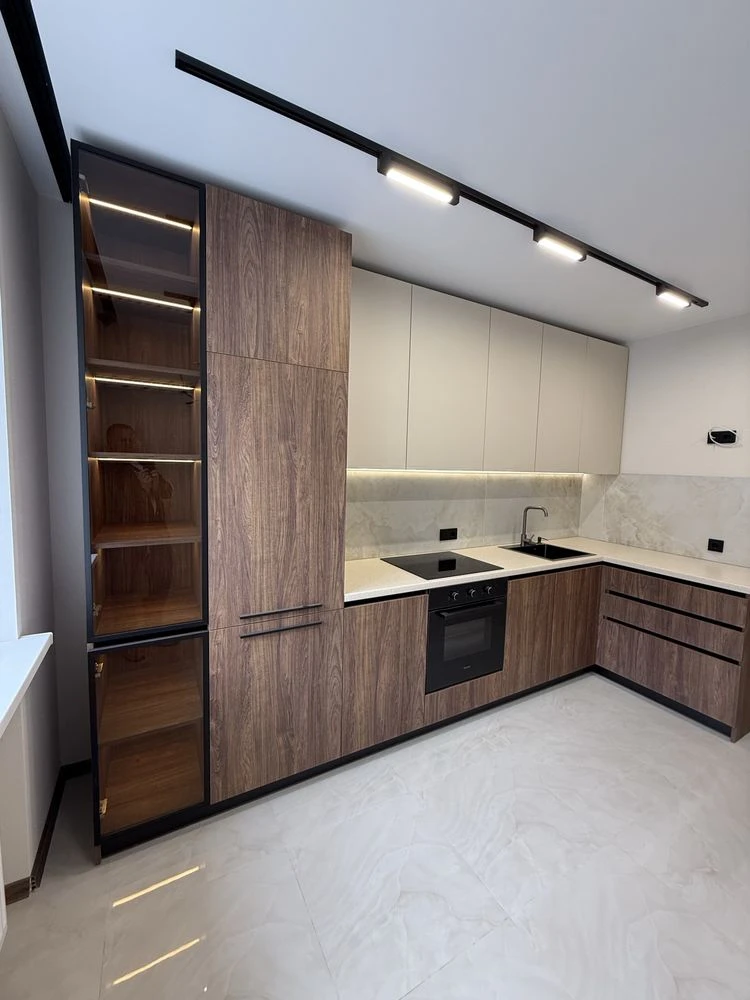 Продам 2 кімнатну квартиру поруч з метро та парком