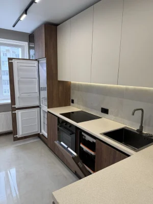 Продам 2 кімнатну квартиру поруч з метро та парком