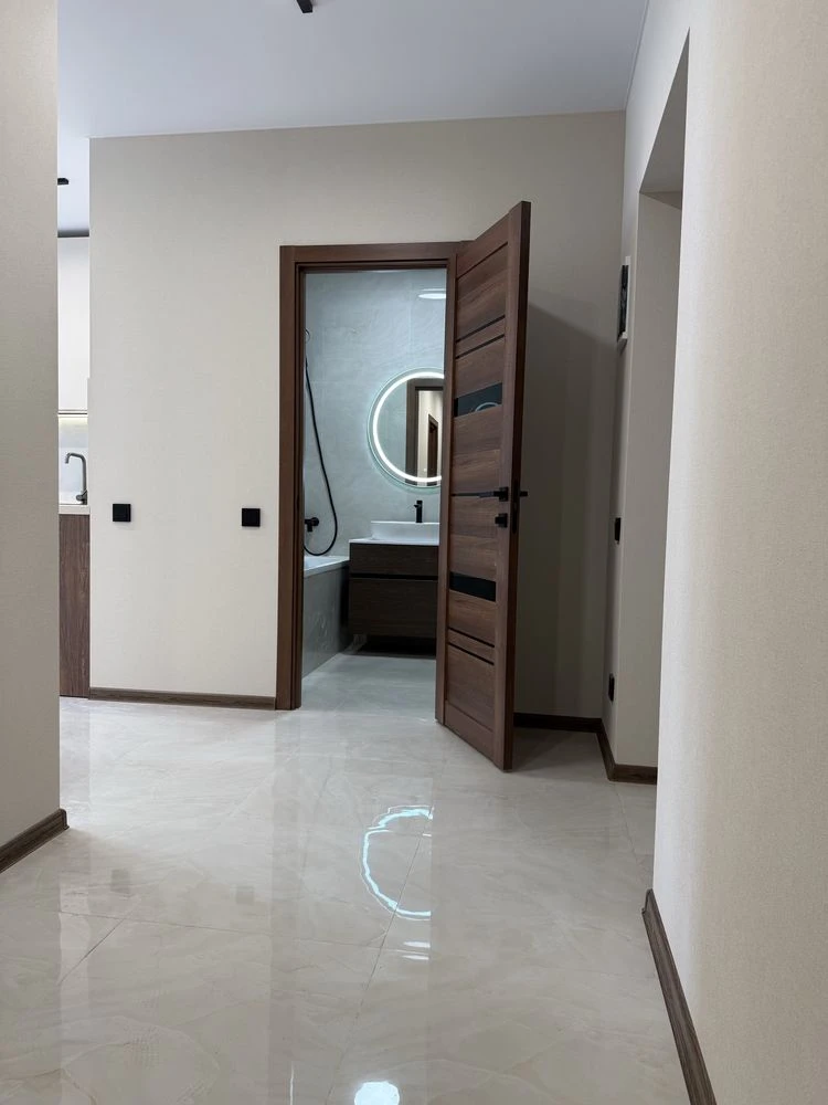 Продам 2 кімнатну квартиру поруч з метро та парком