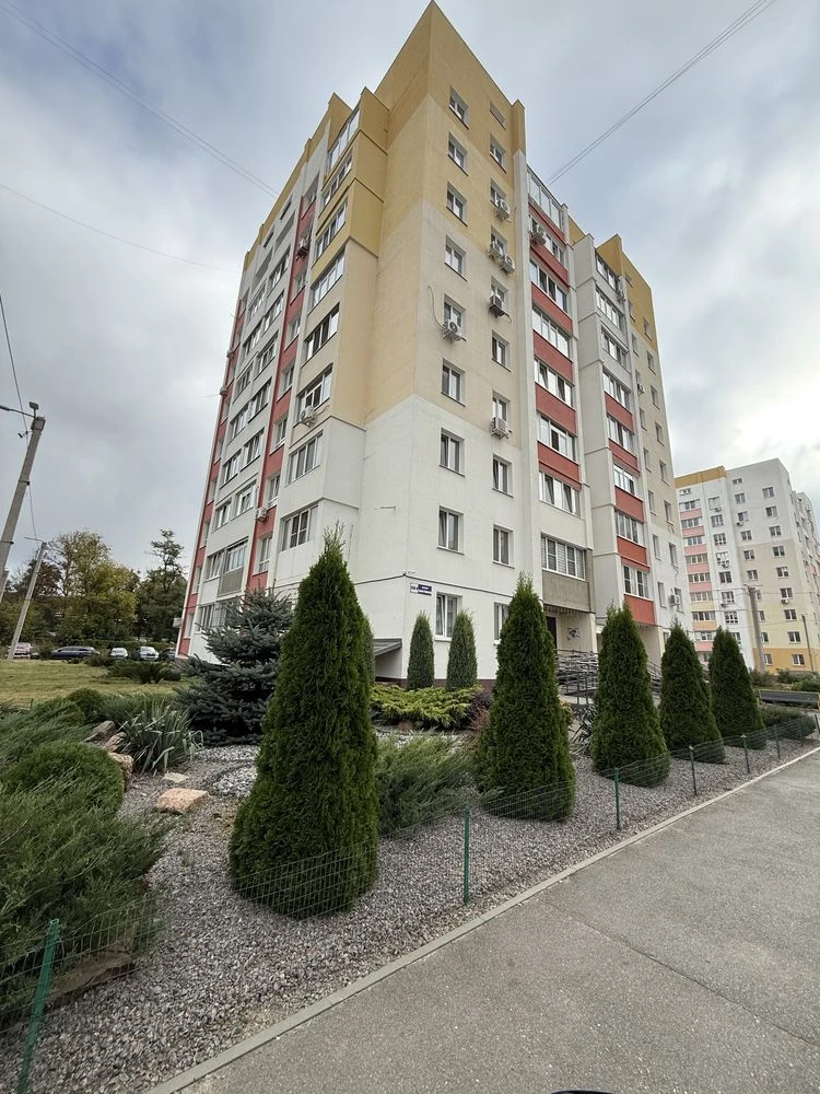 Продам 2 кімнатну квартиру поруч з метро та парком