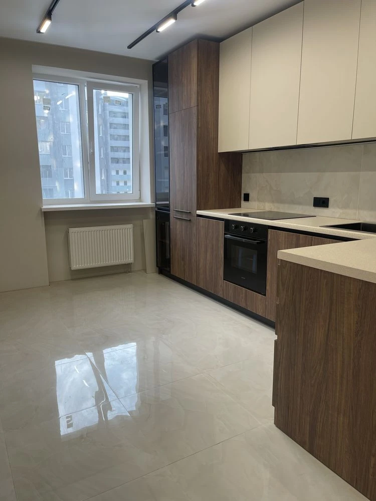 Продам 2 кімнатну квартиру поруч з метро та парком
