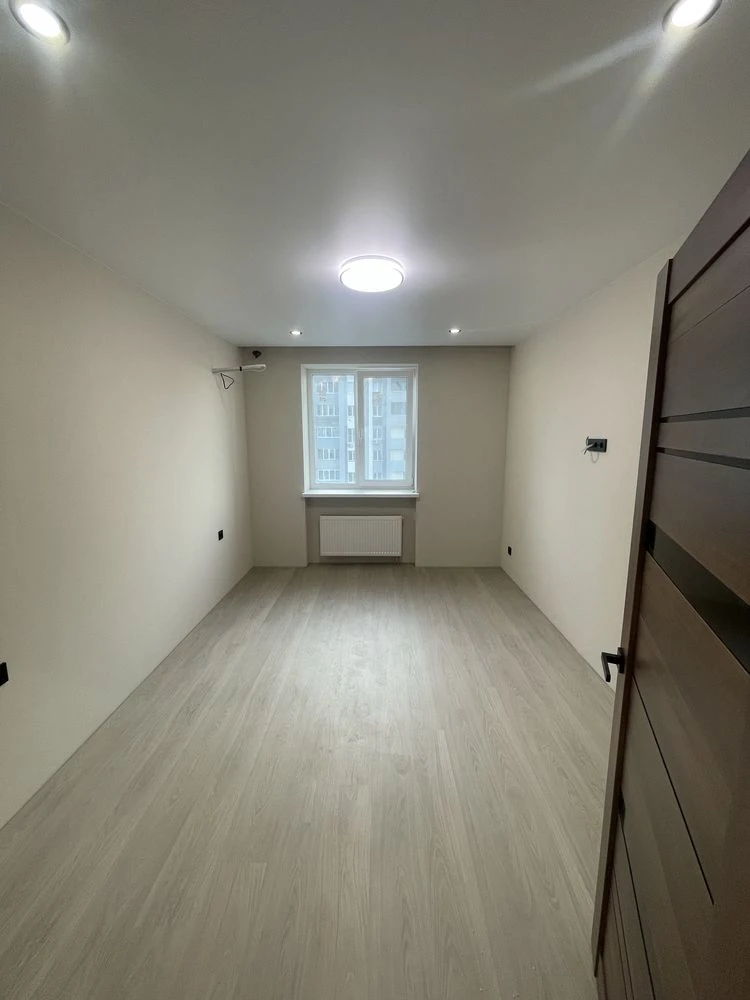 Продам 2 кімнатну квартиру поруч з метро та парком