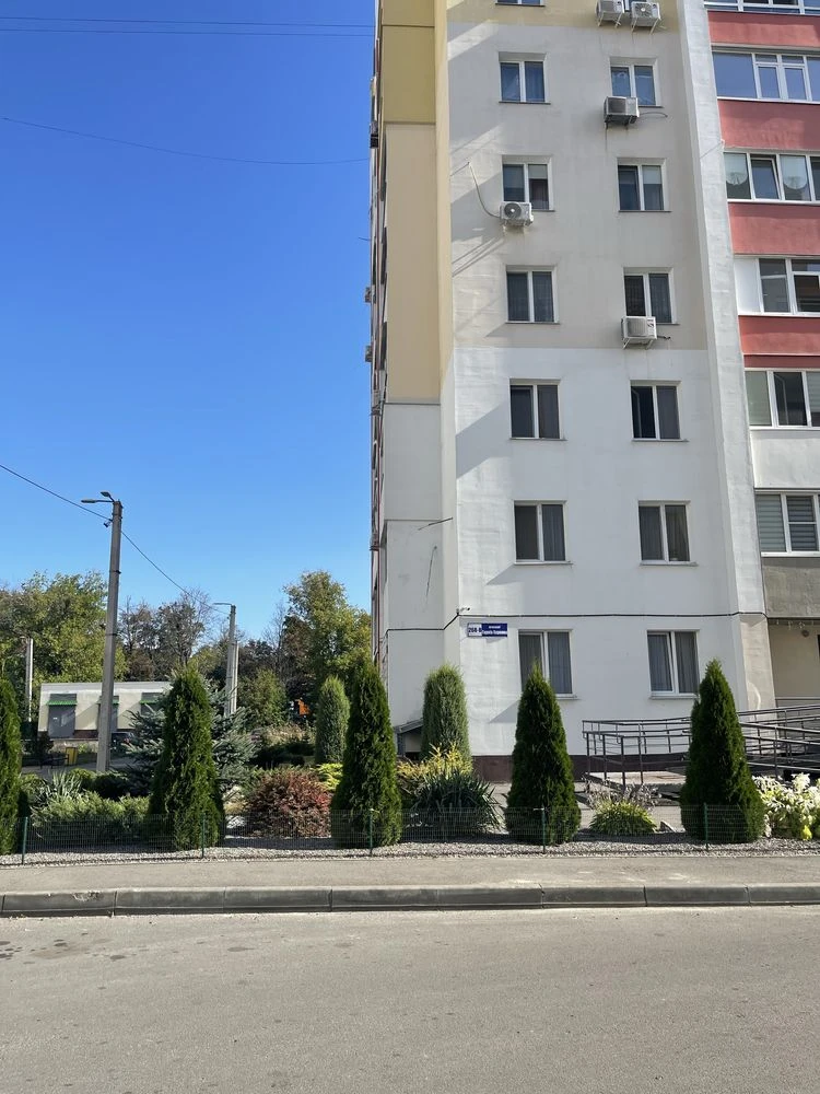 Продам 2 кімнатну квартиру поруч з метро та парком
